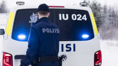 Kuvituskuvia poliiisipartiosta talvisessa ympäristössä.
