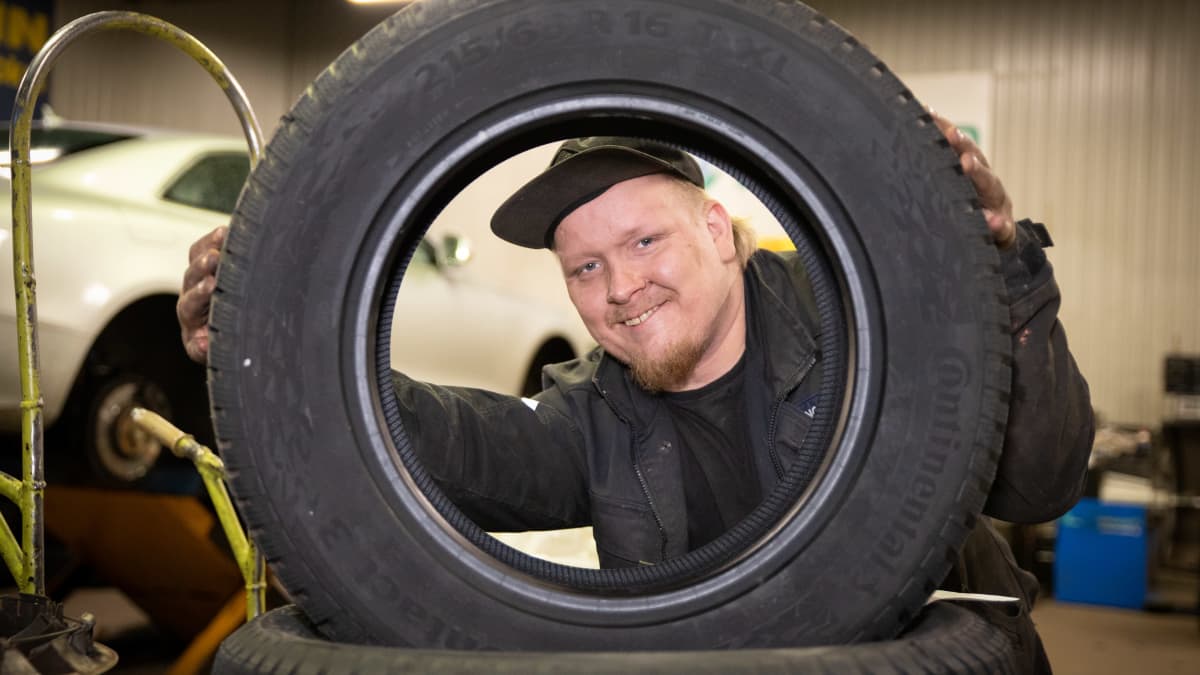 Jani Turunen kurkistaa renkaan läpi.