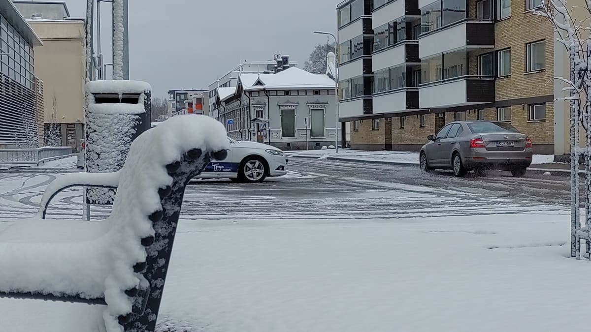 Joensuun keskustaan Kauppakadulle satoi toukokuussa vuonna 2021 lunta reilu viisi senttiä yöllä.