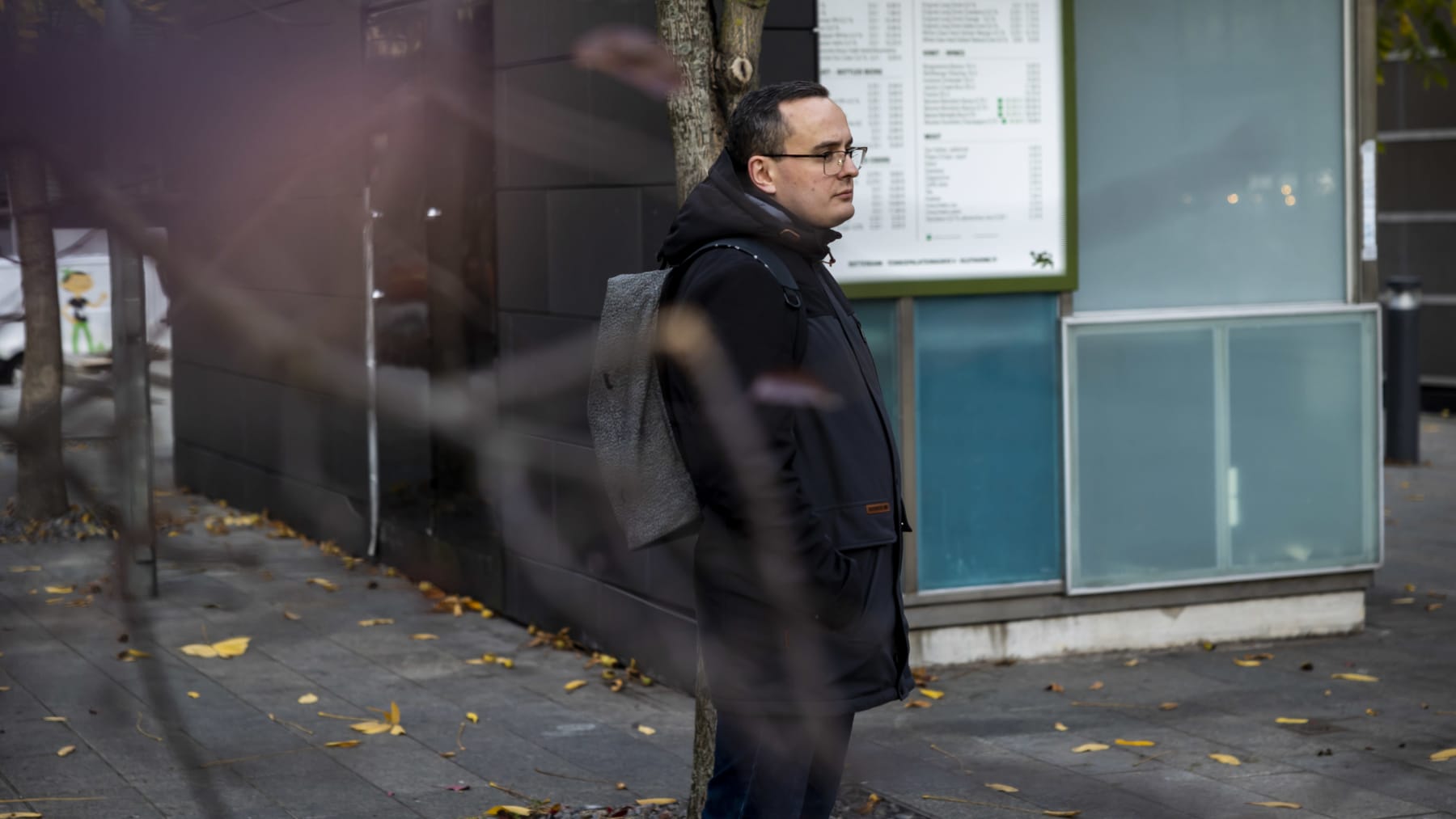 Roman seisoo kadulla Kampissa Helsingissä