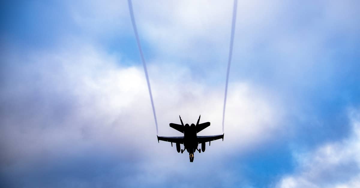 Hornetin lentotunti maksaa 10 000 euroa – harjoituksista ei tingitä, vaikka polttoaineen hinta on noussut