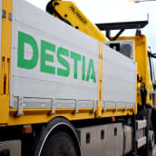En vägarbetsbil med Destias logo på sidan.