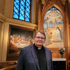 Vaasan suomalaisen seurakunnan kirkkoherra Tuomo Klapuri hymyilee ja katsoo kameraan.