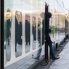Pitkänmatkanjuna lähdössä Helsingin rautatieasemalta.