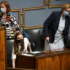  Pääministeri Sanna Marin (kesk.), kuntaministeri Sirpa Paatero (vas.) ja työministeri Tuula Haatainen eduskunnan täysistunnossa Helsingissä 2. kesäkuuta. Hallitus on saanut eduskunnan luottamuksen äänin 103-75.