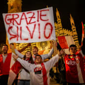 Monzan fanit kiittelivät seuran omistajaa Silvio Berlusconia Serie A -nousun jälkeen.