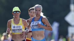 Ruotsin Carolina Wikström, Suomen Alisa Vainio ja Kiinan Zhixuan Li juoksevat samassa ryhmässä Oregonin MM-maratonilla 