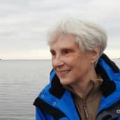 Rosemary Chrimm seisoo Raippaluodossa meren äärellä