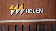 Helenin logo tiiliseinässä.