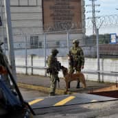 Venäläisiä sotilaita partioimassa Kakhovkan vesivoimala.