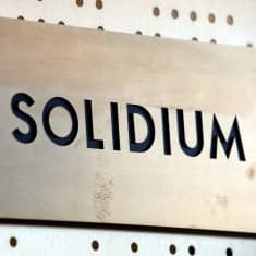 En skylt med Solidiums logo.