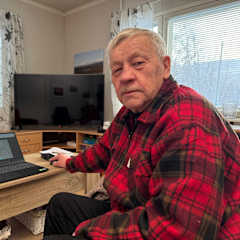 Veikko Porsanger katsoo suoraan kameraan tietokone taustalla.