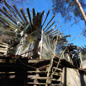 Röttelörakennus, jossa puu- ja lasiosia sikin sokin. Rakennuksen vieressä kasvaa mäntyjä.