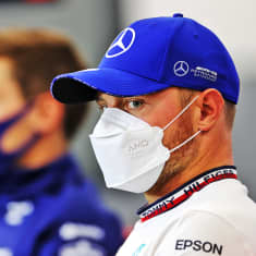 Valtteri Bottas ser fokuserad ut med ett ansiktsskydd framför munnen.