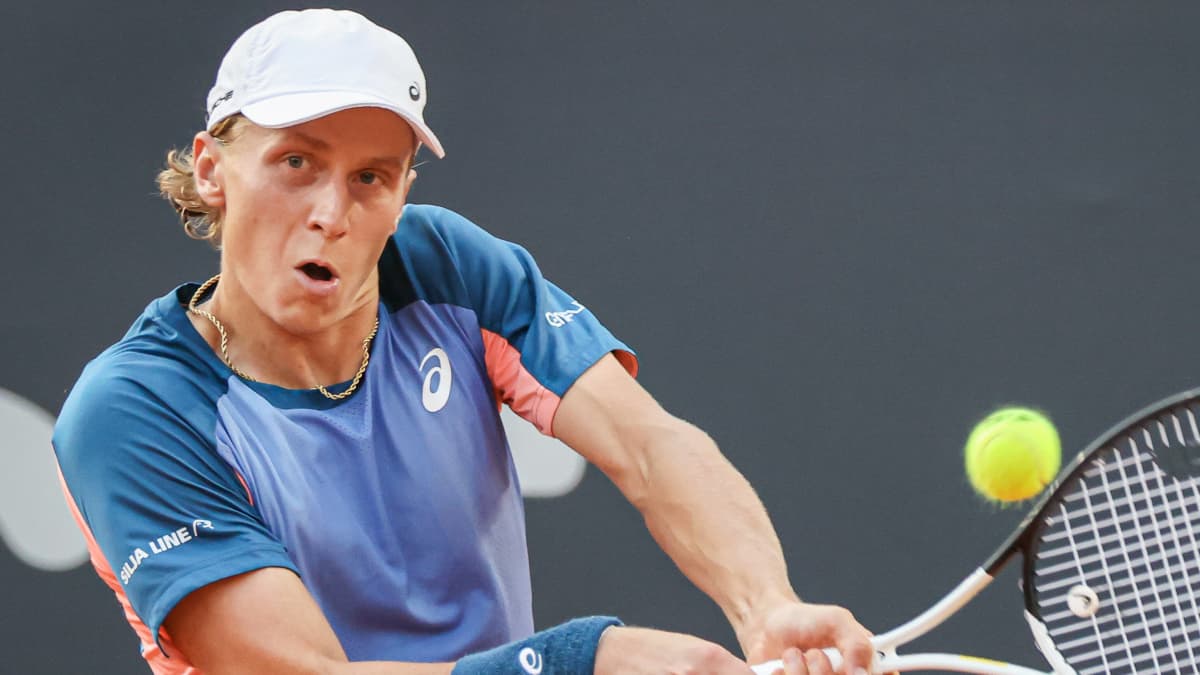 Emil Ruusuvuori spelar tennis.