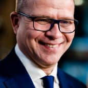 Petteri Orpo hymyilee haastattelussa.