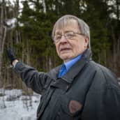 Rauno Rautio osoittaa kädellä paikkaa johon hän halauis rakentaa väestönsuojan