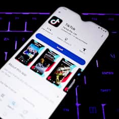 En mobil som håller på att installera Tiktok.
