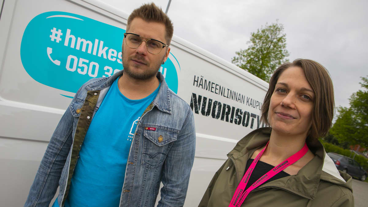 Nuorisotyöntekijät Toni Koski ja Emmi Karhutaival Hämeenlinnan nuoristyön kesäpakun edessä.