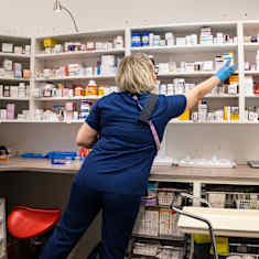 JENNILEENA ORAVALA, sairaanhoitaja, Iisalmen terveyskeskukselta tekee lääkejakelua.