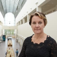 Nainen seisoo tiedekeskus Arktikumin käytävällä Rovaniemellä