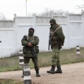 Venäläisiä sotilaita seisoo vartiossa.