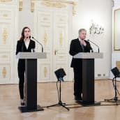 Sanna Marin ja Sauli Niinistö tiedotustilaisuudessa.