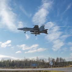 Lapin lennoston F/A-18 Hornet nousee ilmaan Norvajärven varalaskupaikalta