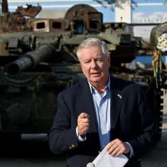 Lindsey Graham pitää puhetta. Taustalla on panssarivaunu.