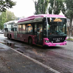Vaasan paikallisliikenne Liftin bussi lähestyy Palosaaren torin pysäkkiä sateisena päivänä.