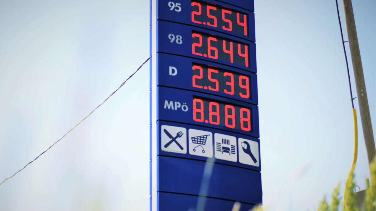 En digital tavla som visar bensinpriser