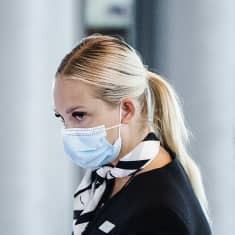 Kuvassa on hengityssuojainta käyttävä Finnairin työntekijä Helsinki-Vantaan lentoasemalla heinäkuussa 2020.