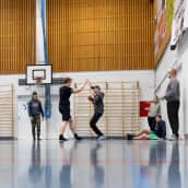 Ammattiopisto Lappian sähköalan opiskelijat käyvät koulun liikuntatunnilla pelaamassa koripalloa Kemin Tervahallilla