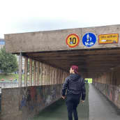 Mies menossa Tammerkosken väliaikaiselle sillalle