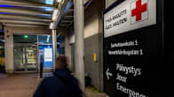 Ihminen kävelee Tyksin Akuutti -kyltin ohi kohti päivystyksen ovea.