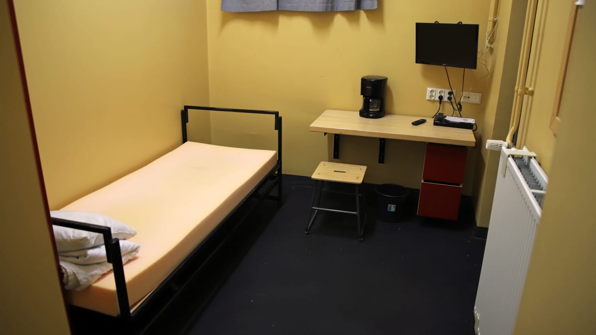 Mikkelin vankilan tehostetun valvonnan osaston selli, jossa sänky, jakkara, pöytä, kahvinkeitin ja televisio.
