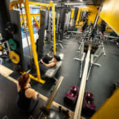 Kilpailulisensillä koronarajoituksia kiertävät naiset harjoittelevat helsinkiläisellä kuntosalilla.