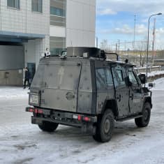 Panssariauto Tampereen poliisitalon edessä.