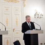 Sanna Marin ja Sauli Niinistö tiedotustilaisuudessa.