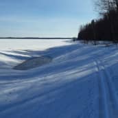 Kyrkösjärven jäätä peittää lumi maaliskuun puolivälissä 2022.
