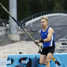 Laihian Lujan Juho Alasaari miesten seiväshypyn loppukilpailussa Kalevan kisoissa Lahdessa 28. heinäkuuta 2023.