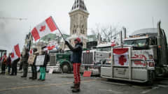 Rekkakuskit jatkavat koronarajoituksia vastustavaa mielenilmaustaan Kanadan pääkaupungissa Ottawassa.