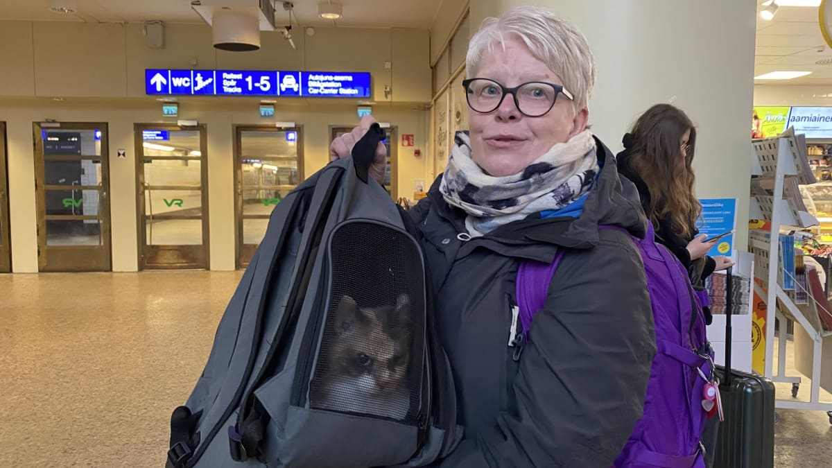 Kokkolalainen Marianne Ström ja Kisu -kissa Tampereen rautatieasemalla.