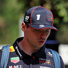 Max Verstappenn Barcelonan F1-varikolla.