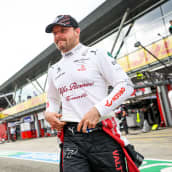 Valtteri Bottas kävelee Imolan osakilpailun varikolla 23.4.2022.