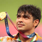 Neeraj Chopra Intiasta poseeraa olympiakultamitalin kanssa.