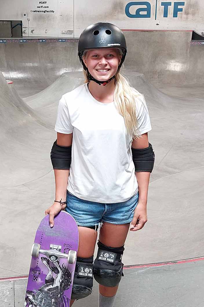 Heili Sirviö poseeraa skeittiparkissa.