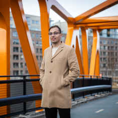 Yossef Zad, startup yrittäjien edustaja seisoo sillalla helsingin jäkänsaaressa.