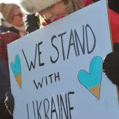 Demonstration mot kriget i Ukraina på torget i Ekenäs i Raseborg.