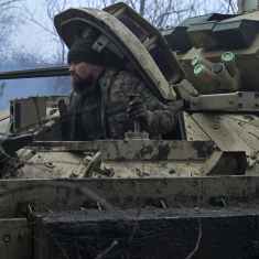 Ukrainsk soldat i en pansarvagn. 